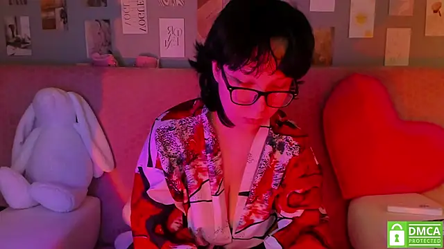 Snapshot of dreamgirllovee chatting on March 1, 1:00 am dreamgirllovee online show from March 1, 1:00 am