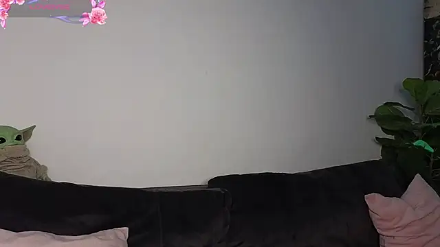 Snapshot of ReyaSophia chatting on December 21, 8:05 pm ReyaSophia online show from December 21, 8:05 pm