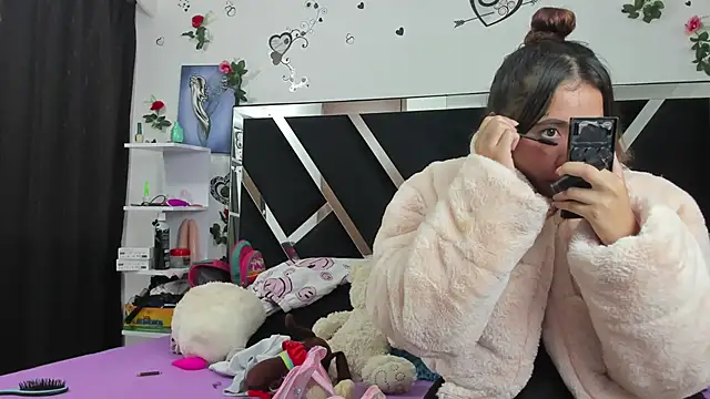 Snapshot of 1lovelygirls chatting on January 22, 12:17 pm 1lovelygirls online show from January 22, 12:17 pm