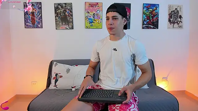 jonathanjoestar  online show from January 9, 9:27 pm