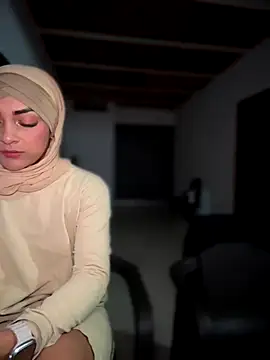 lalilamassu1 online show from September 30, 1:32 am