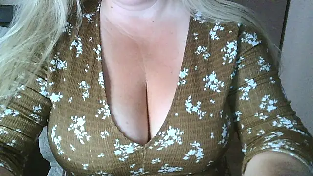 Snapshot of yourmarisexy chatting on July 20, 10:39 am yourmarisexy online show from July 20, 10:39 am