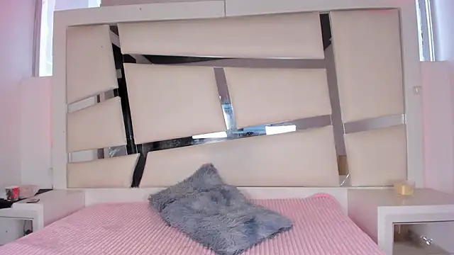 chrystal js online show from March 29, 1:44 pm