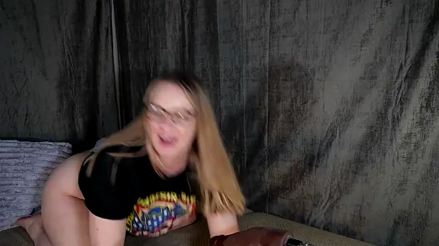 Snapshot of little_princess92 chatting on December 16, 11:28 pm little princess92 online show from December 16, 11:28 pm