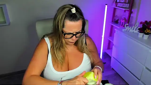 Snapshot of teaseDiana chatting on March 19, 2:02 pm teaseDiana online show from March 19, 2:02 pm