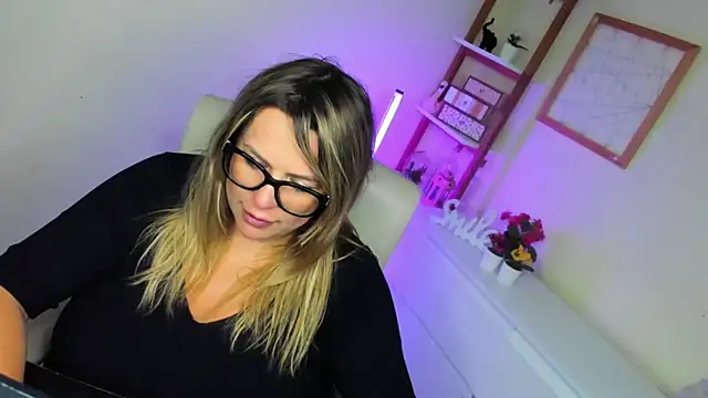 Snapshot of teaseDiana chatting on March 21, 7:11 am teaseDiana online show from March 21, 7:11 am