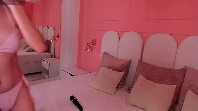 emilly williams  online show from December 4, 8:29 pm