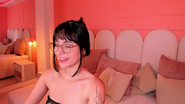 emilly williams  online show from February 27, 8:09 pm