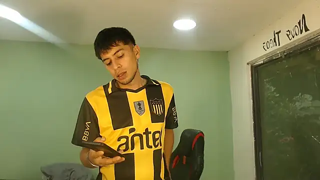 Snapshot of danielitopapuu chatting on January 8, 10:01 pm danielitopapuu online show from January 8, 10:01 pm