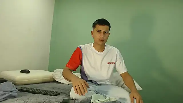 Snapshot of danielitopapuu chatting on February 5, 4:17 am danielitopapuu online show from February 5, 4:17 am