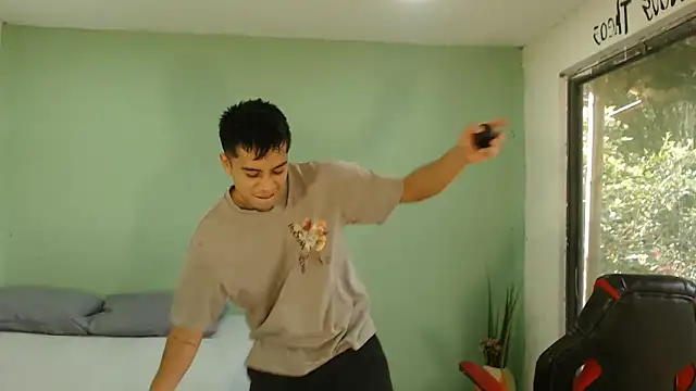 Snapshot of danielitopapuu chatting on February 12, 2:01 pm danielitopapuu online show from February 12, 2:01 pm