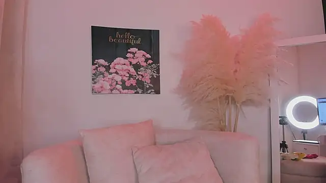 Snapshot of msschloee_ chatting on June 12, 7:24 pm msschloee online show from June 12, 7:24 pm