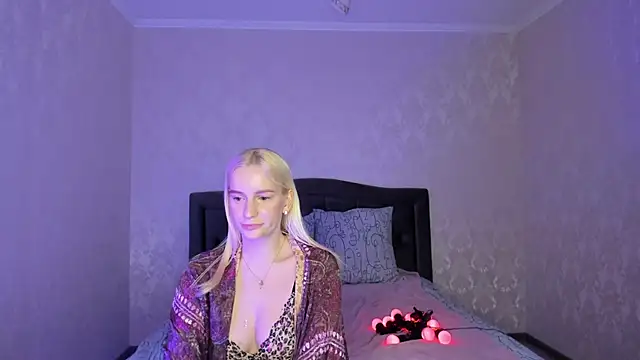 Snapshot of Amanda054 chatting on March 6, 12:10 am Amanda054 online show from March 6, 12:10 am