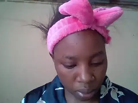 Snapshot of Queen_loveer chatting on February 14, 9:24 am Queen loveer online show from February 14, 9:24 am