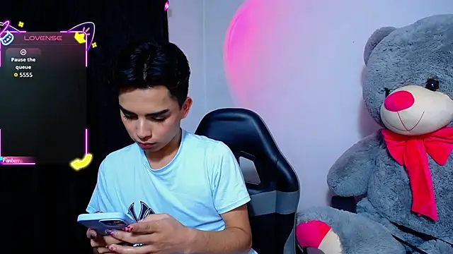 OwenBluee online show from April 19, 2:11 am