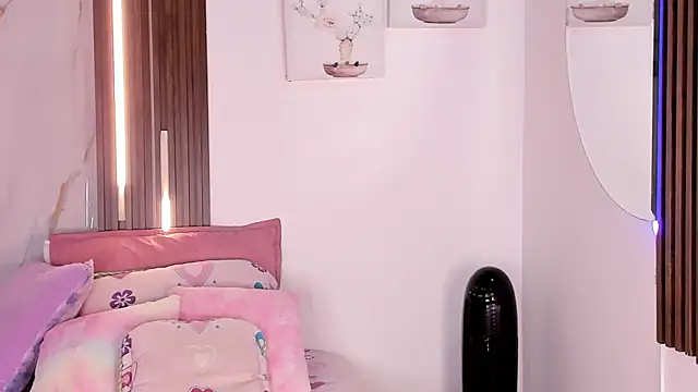 mia six66 online show from March 21, 12:10 pm