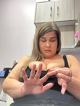 Snapshot of LolaBeretta chatting on October 14, 4:08 pm LolaBeretta online show from October 14, 4:08 pm