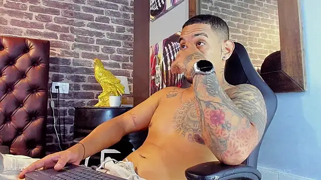 Snapshot of Damian09_ chatting on November 12, 5:24 pm Damian09 online show from November 12, 5:24 pm