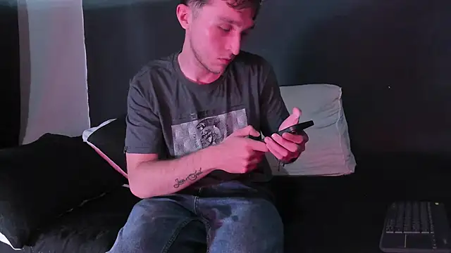 Snapshot of Dylanwhite23_ chatting on November 14, 9:13 pm Dylanwhite23 online show from November 14, 9:13 pm