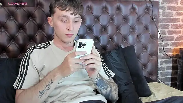 Dylanwhite23  online show from January 17, 3:44 am