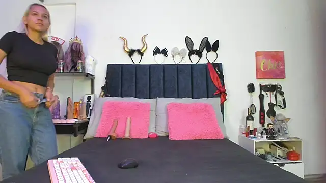 emmily giraldo online show from November 8, 1:22 pm