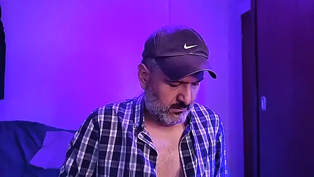 Snapshot of BushBator chatting on November 14, 5:17 am BushBator online show from November 14, 5:17 am