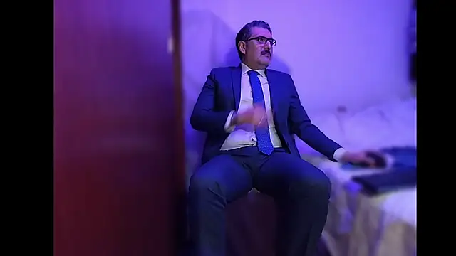 Snapshot of BushBator chatting on December 16, 7:13 am BushBator online show from December 16, 7:13 am