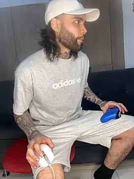 Snapshot of Eroxxx1327 chatting on February 25, 6:20 pm Eroxxx1327 online show from February 25, 6:20 pm