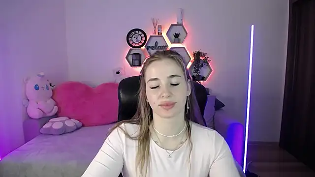 SabrinViolet online show from April 17, 8:06 am