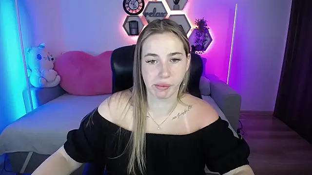 Snapshot of SabrinViolet chatting on July 6, 8:22 am SabrinViolet online show from July 6, 8:22 am