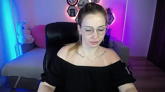 Snapshot of SabrinViolet chatting on July 7, 8:07 am SabrinViolet online show from July 7, 8:07 am
