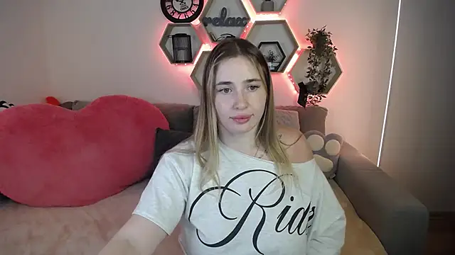Snapshot of SabrinViolet chatting on July 20, 10:39 am SabrinViolet online show from July 20, 10:39 am