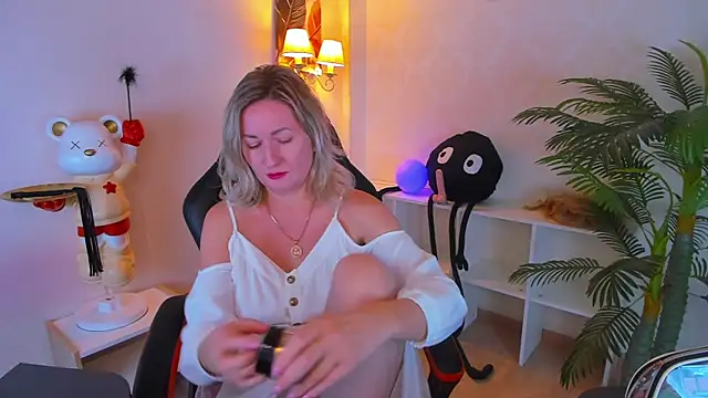 AriFleow online show from October 22, 12:38 pm