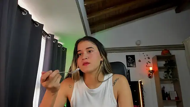 taniasweetxx online show from December 6, 7:45 pm