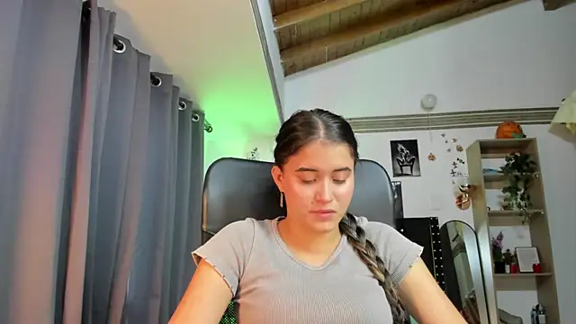 taniasweetxx online show from December 19, 10:42 pm