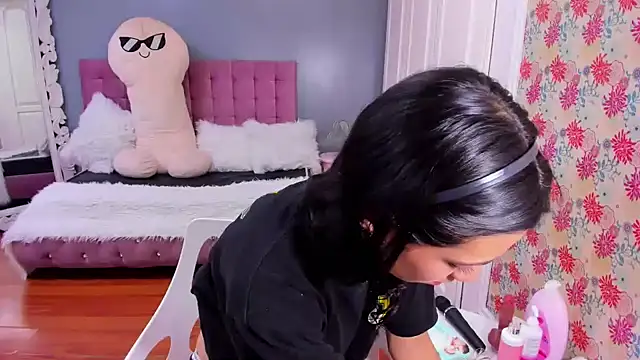 Iris Stone  online show from December 6, 10:08 pm