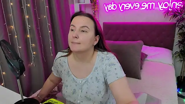 FeralPeach online show from December 7, 8:33 am
