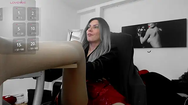 EvelynQueenn online show from December 15, 11:55 am