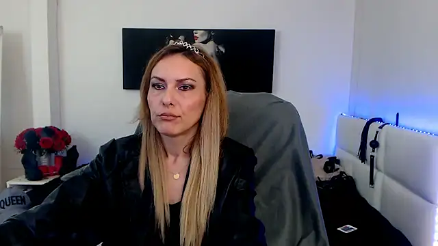 EvelynQueenn online show from February 2, 6:15 am