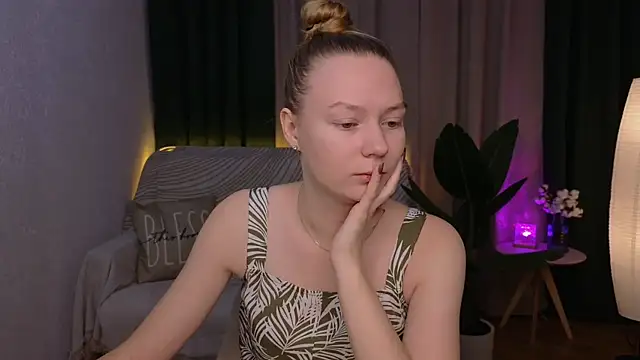 Snapshot of CarolynCohen__ chatting on December 2, 1:47 am CarolynCohen online show from December 2, 1:47 am