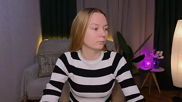 Snapshot of CarolynCohen__ chatting on December 5, 1:47 am CarolynCohen online show from December 5, 1:47 am