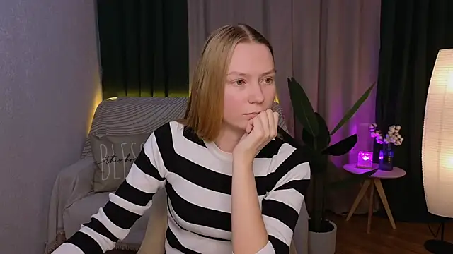 Snapshot of CarolynCohen__ chatting on December 5, 4:53 am CarolynCohen online show from December 5, 4:53 am