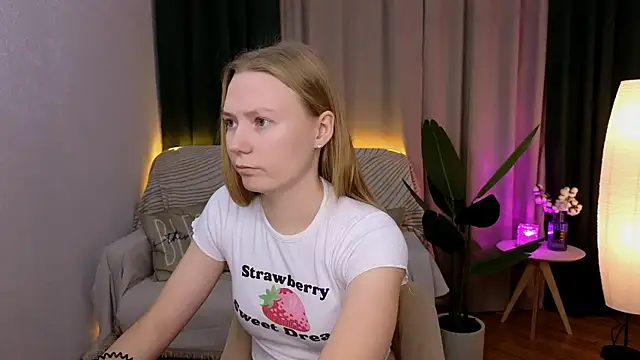 Snapshot of CarolynCohen__ chatting on December 8, 1:56 am CarolynCohen online show from December 8, 1:56 am