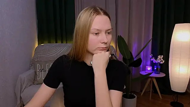 Snapshot of CarolynCohen__ chatting on December 9, 4:56 am CarolynCohen online show from December 9, 4:56 am