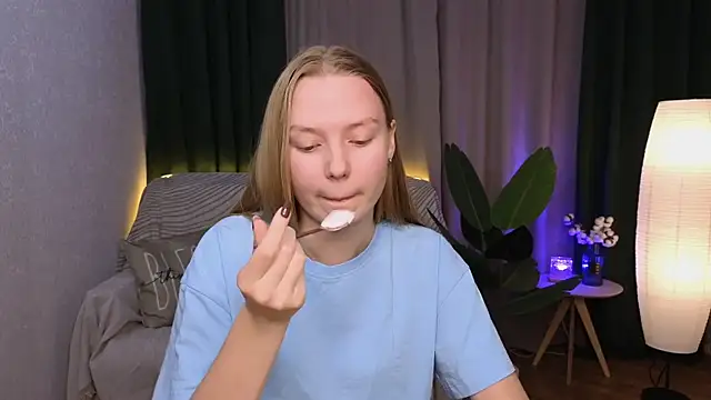 Snapshot of CarolynCohen__ chatting on December 10, 10:28 am CarolynCohen online show from December 10, 10:28 am