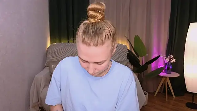 Snapshot of CarolynCohen__ chatting on February 4, 4:59 am CarolynCohen online show from February 4, 4:59 am