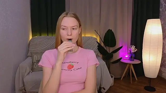 Snapshot of CarolynCohen__ chatting on February 6, 2:11 am CarolynCohen online show from February 6, 2:11 am