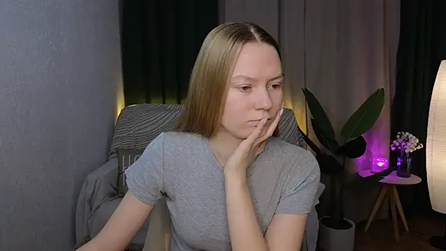 Snapshot of CarolynCohen__ chatting on February 18, 2:05 am CarolynCohen online show from February 18, 2:05 am