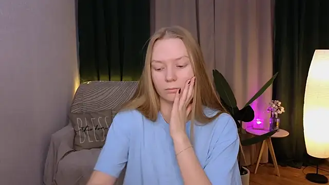 Snapshot of CarolynCohen__ chatting on March 2, 1:58 am CarolynCohen online show from March 2, 1:58 am