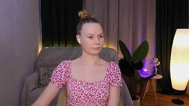 Snapshot of CarolynCohen__ chatting on March 4, 8:24 am CarolynCohen online show from March 4, 8:24 am